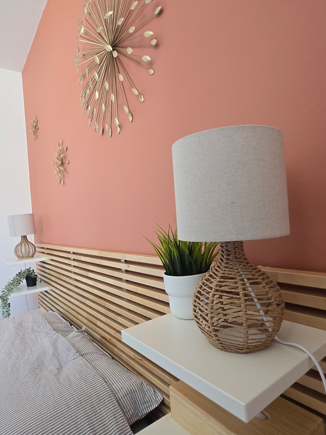 Adélise — chambre, ambiance corail