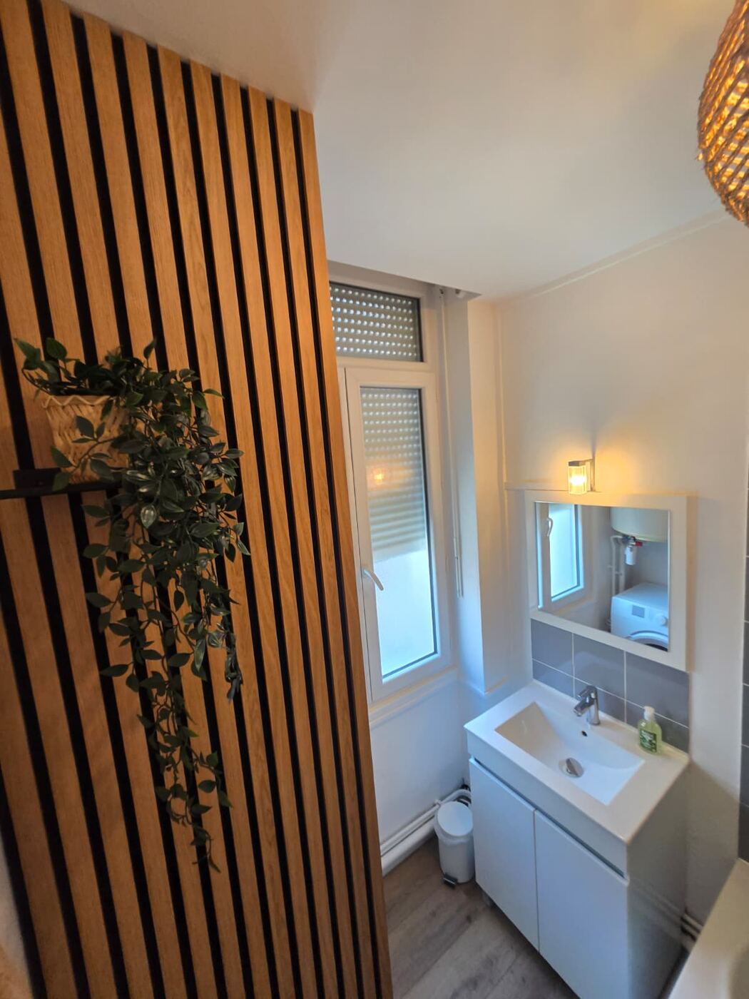 Adélise — salle de bain, vasque et miroir