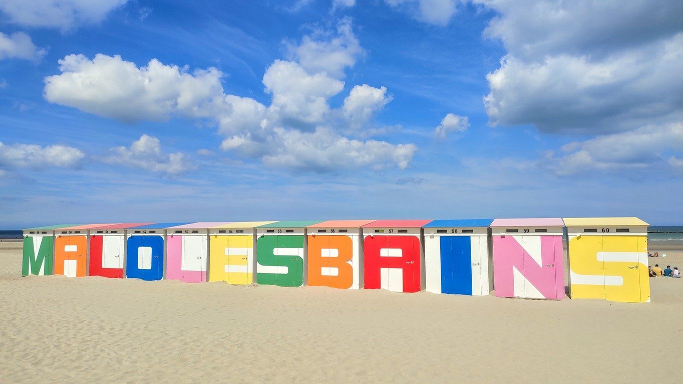 Cabines de plage colorées formant MALO LES BAINS sur le sable