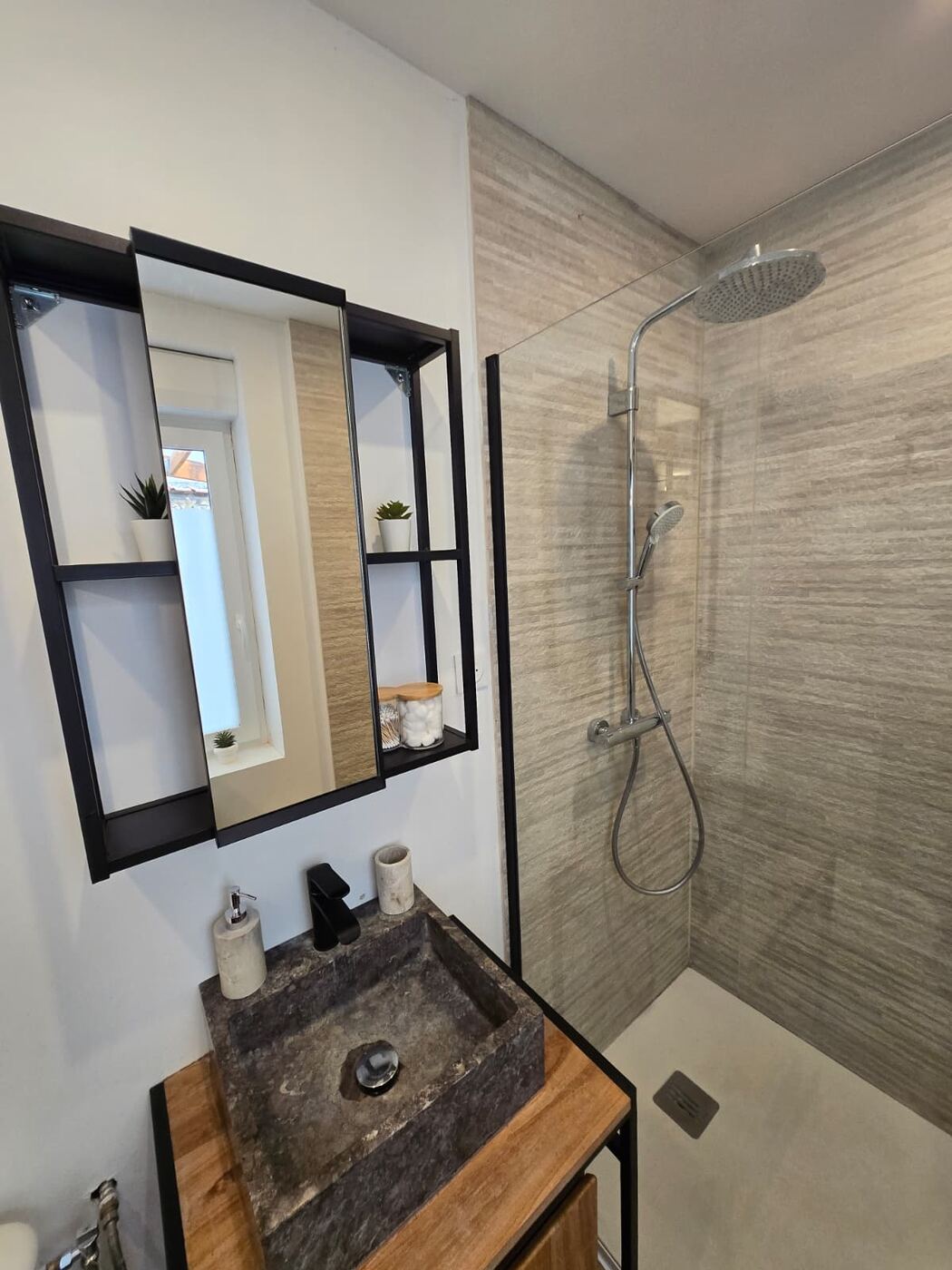 Loucé — salle de bain, vasque en pierre