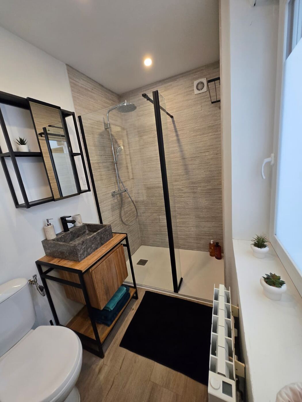 Loucé — salle de bain, douche à l'italienne