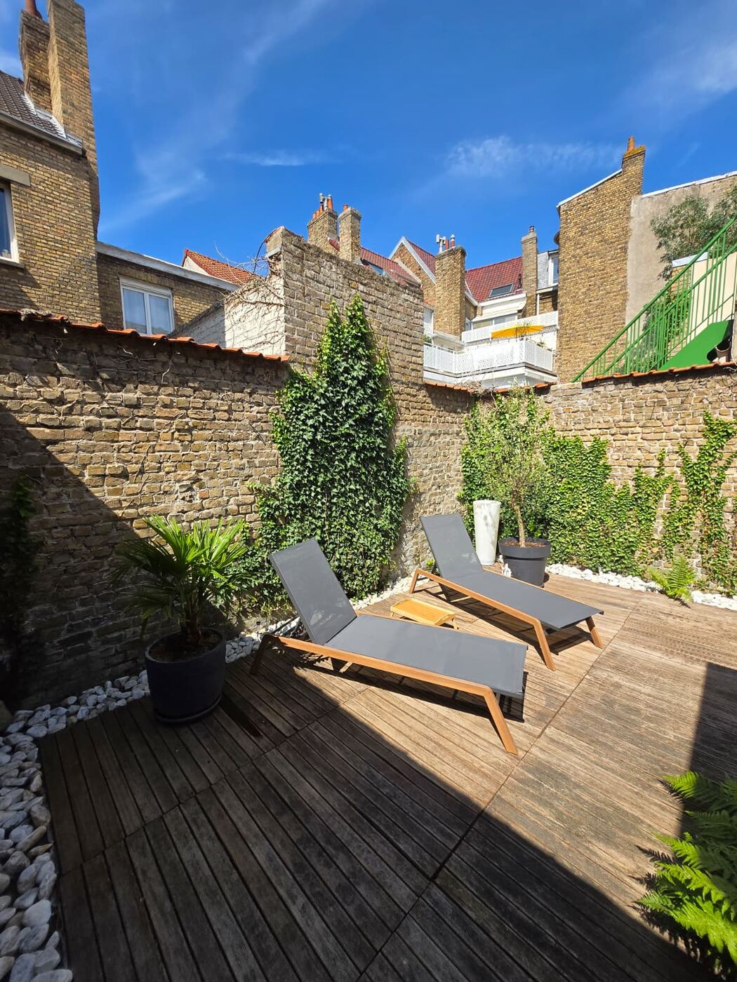 Loucé — terrasse, vue d'ensemble