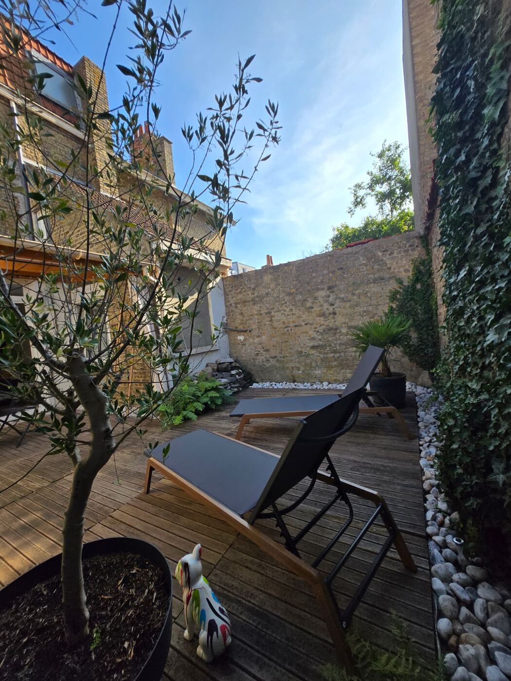 Loucé — terrasse couverte et coin repas extérieur