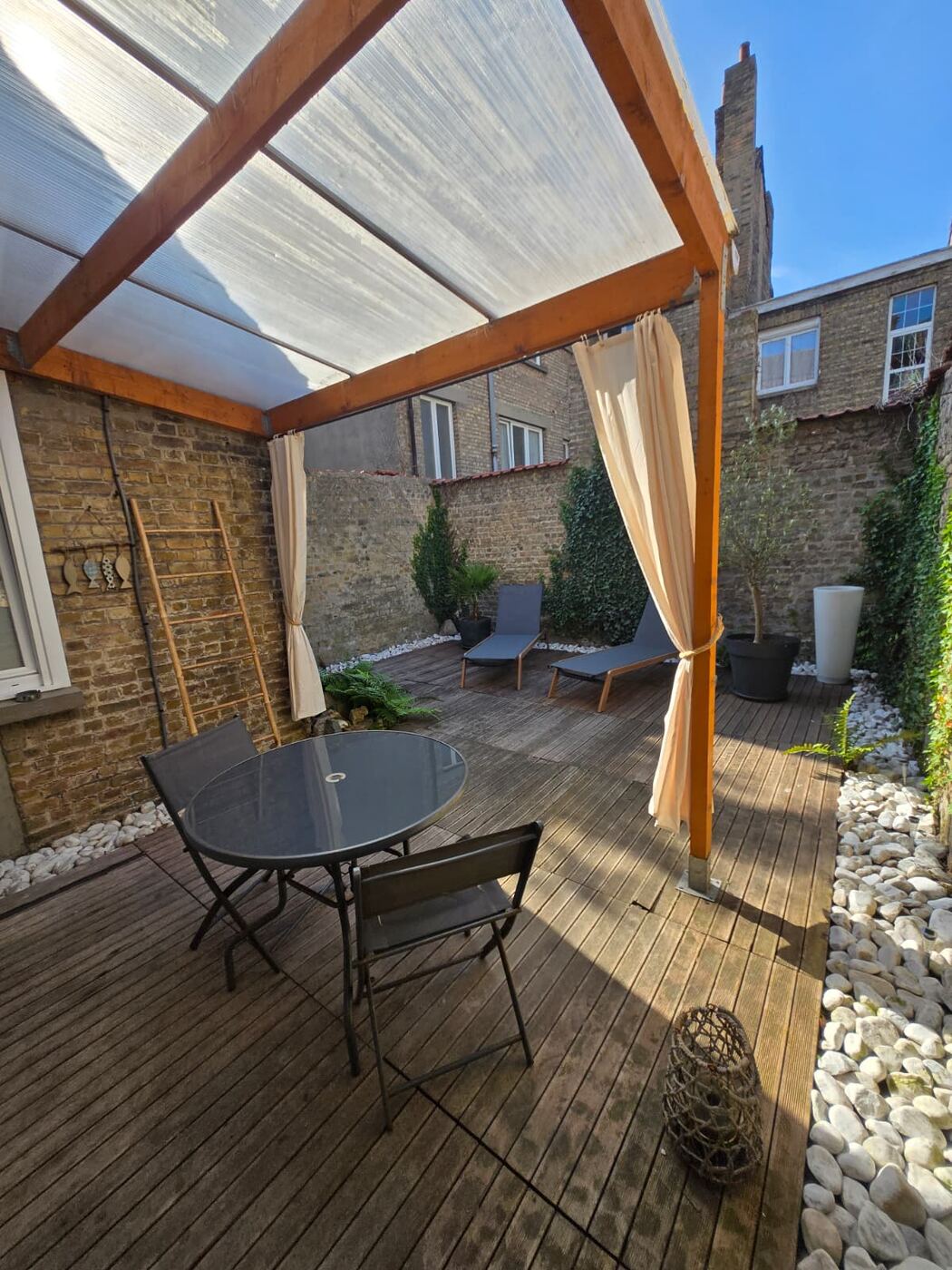 Loucé — terrasse, vue large