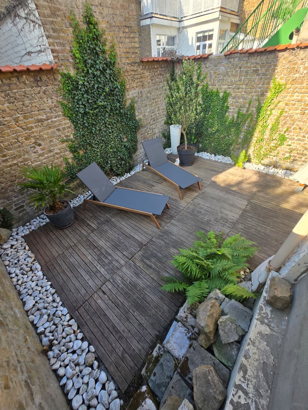 Loucé — terrasse, ambiance verdoyante