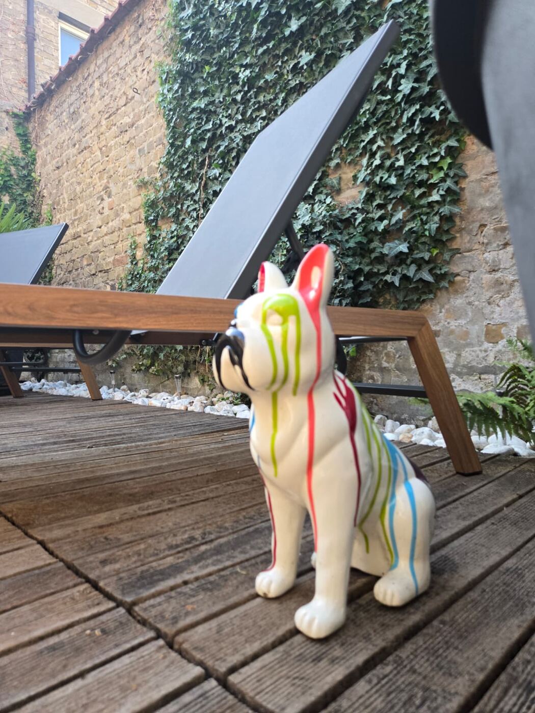 Loucé — détail déco, la mascotte du jardin